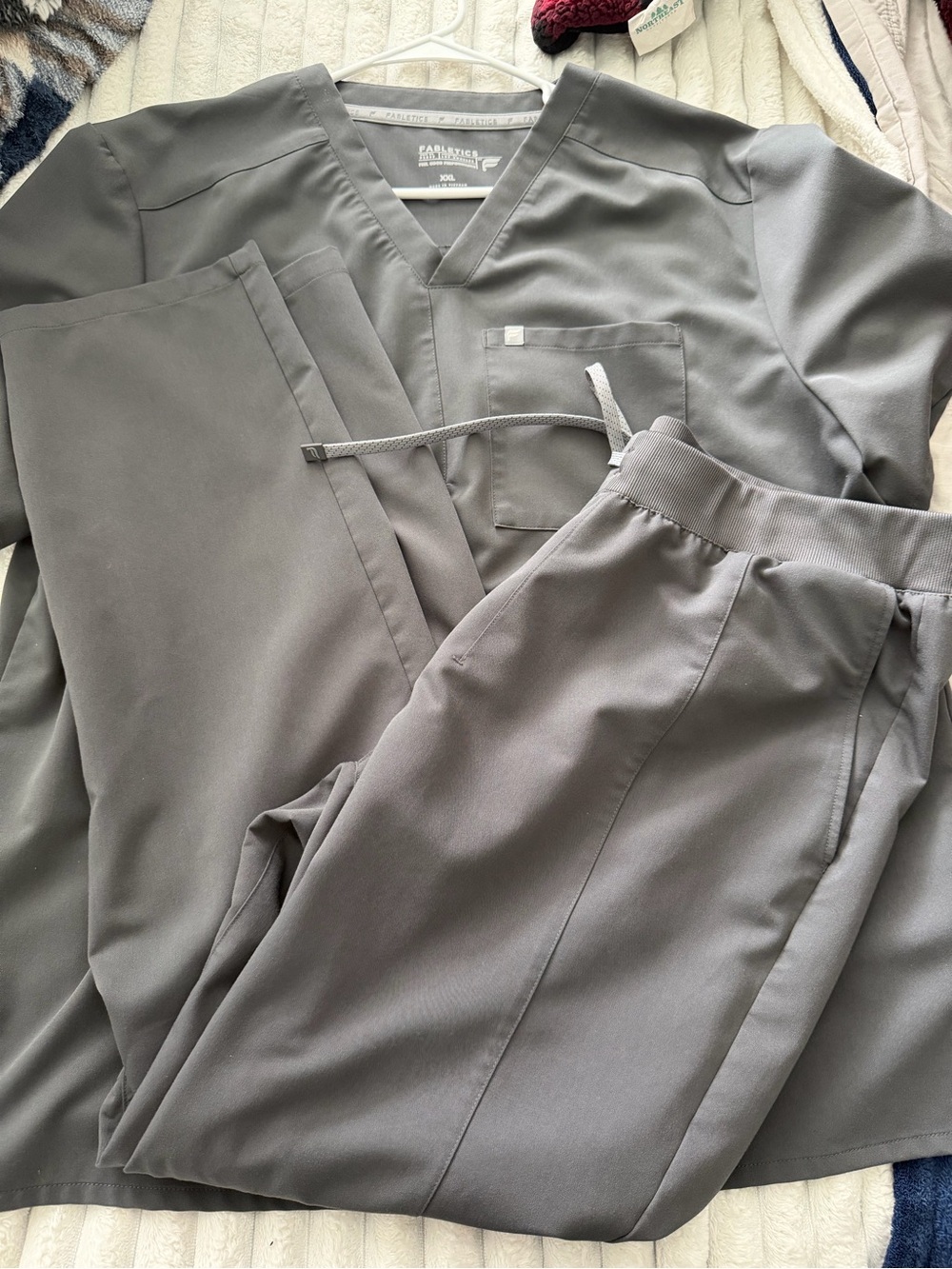Fabletics Men's Gray Scrub Set